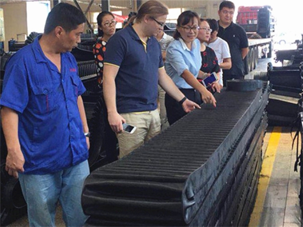 俄羅斯客戶參觀擋邊邊生產并洽談合作事宜